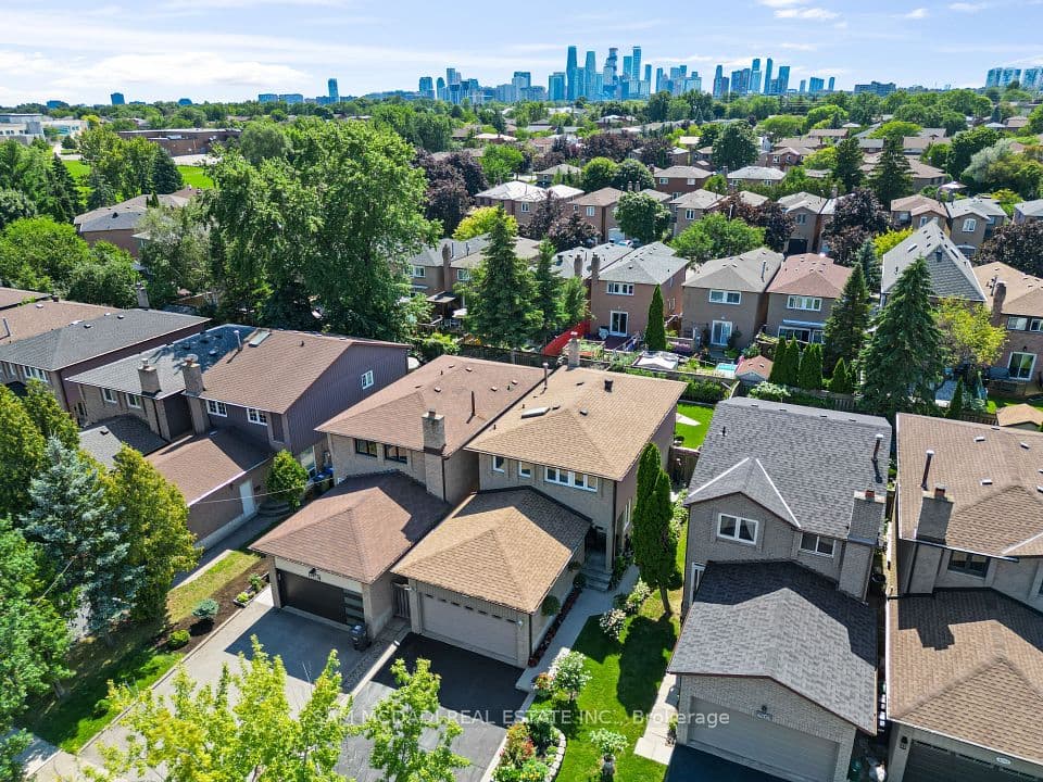 4260 SHELBY Crescent, Mississauga, ON L4W 3N5 – photo 3