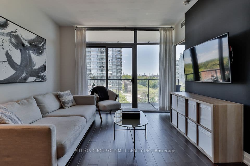 103 The Queensway 602, Toronto, ON M6S 5B3 – main photo