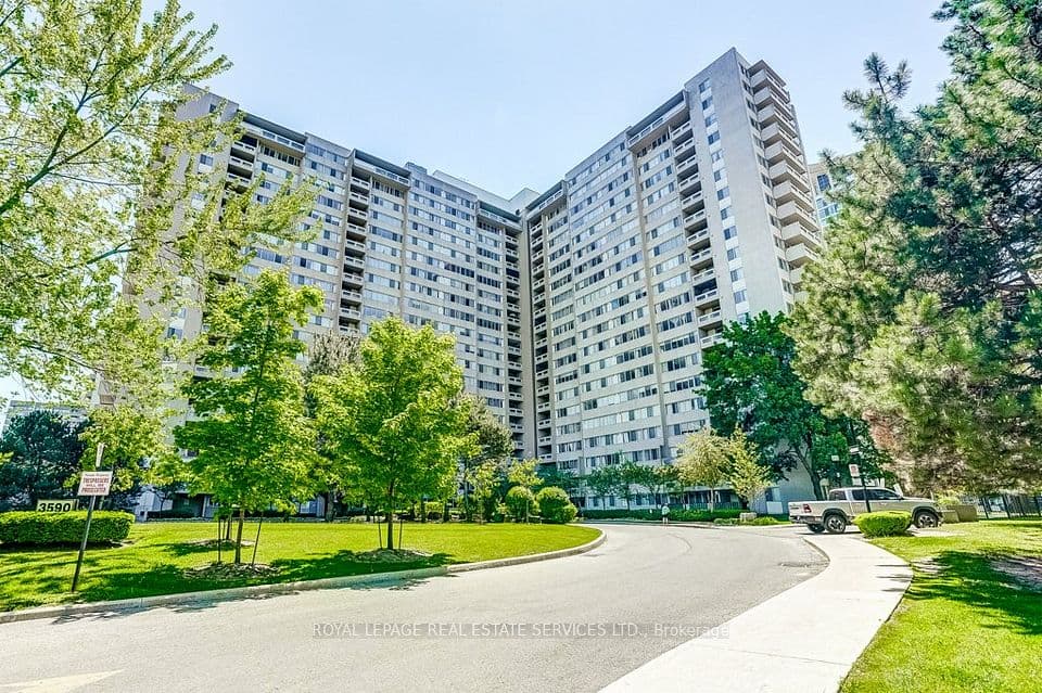 3590 Kaneff Crescent 402, Mississauga, ON L5A 3X3 – main photo