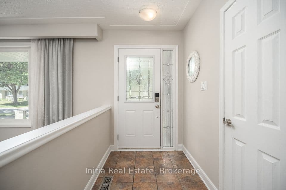 53 Burrows Avenue, Toronto, ON M9B 4W8 – photo 2