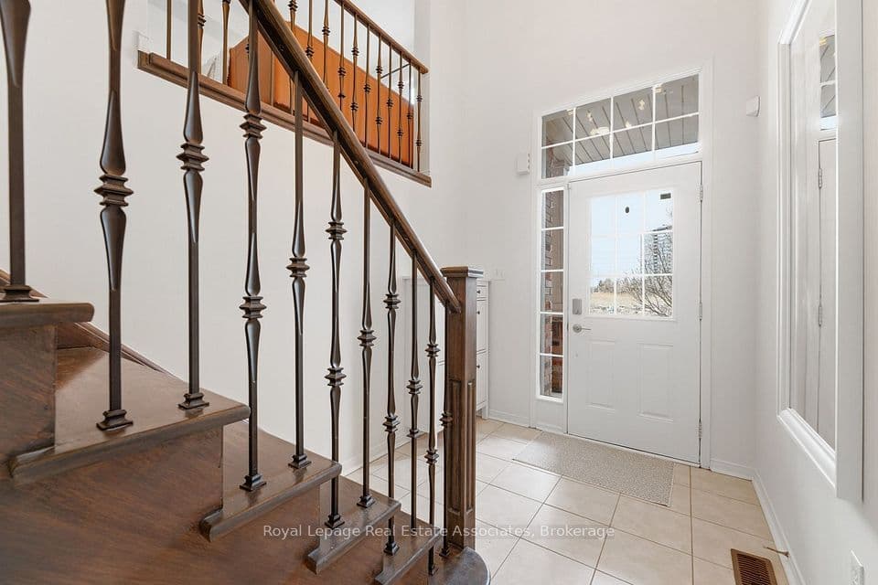 647 Courtney Valley Road, Mississauga, ON L5V 0C4 – photo 3