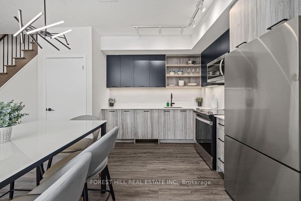 2300 St Clair Avenue W 103, Toronto, ON M6N 0B3 – main photo
