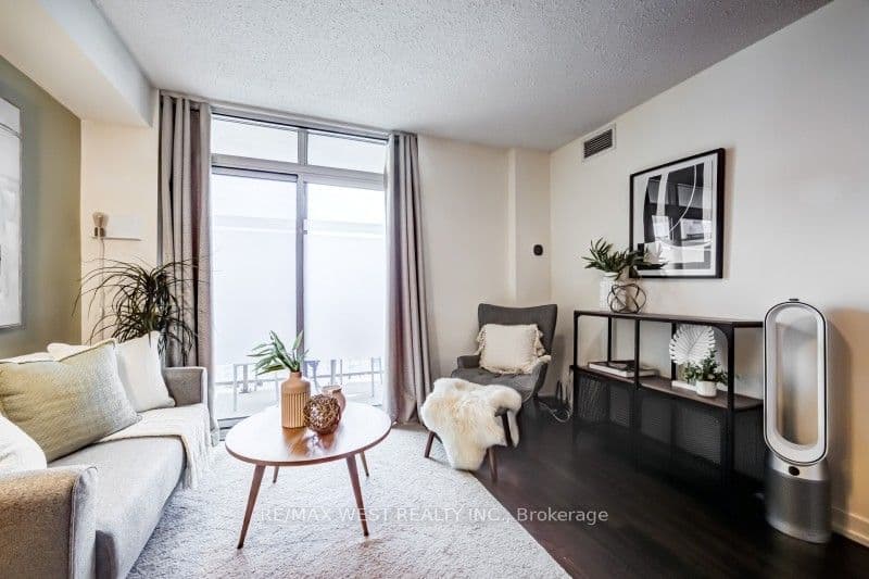812 Lansdowne Avenue 704, Toronto, ON M6H 4K5 – photo 2
