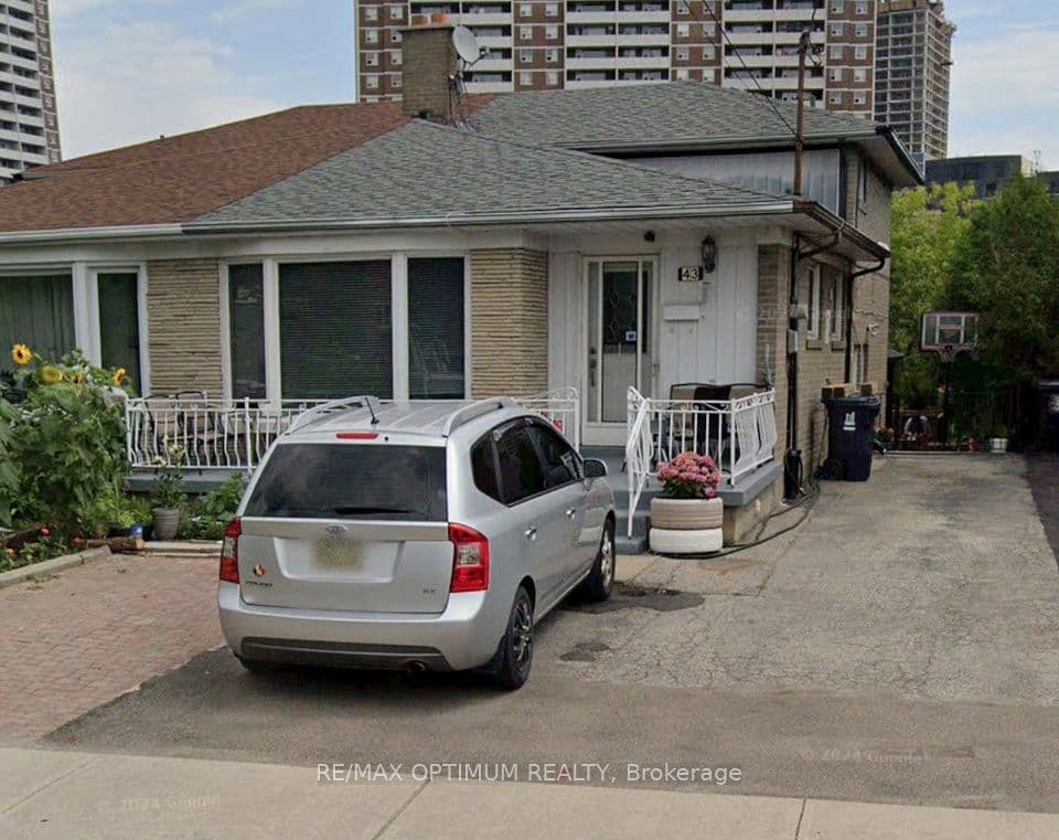43 Lindylou Road, Toronto, ON M9M 2B1 – main photo