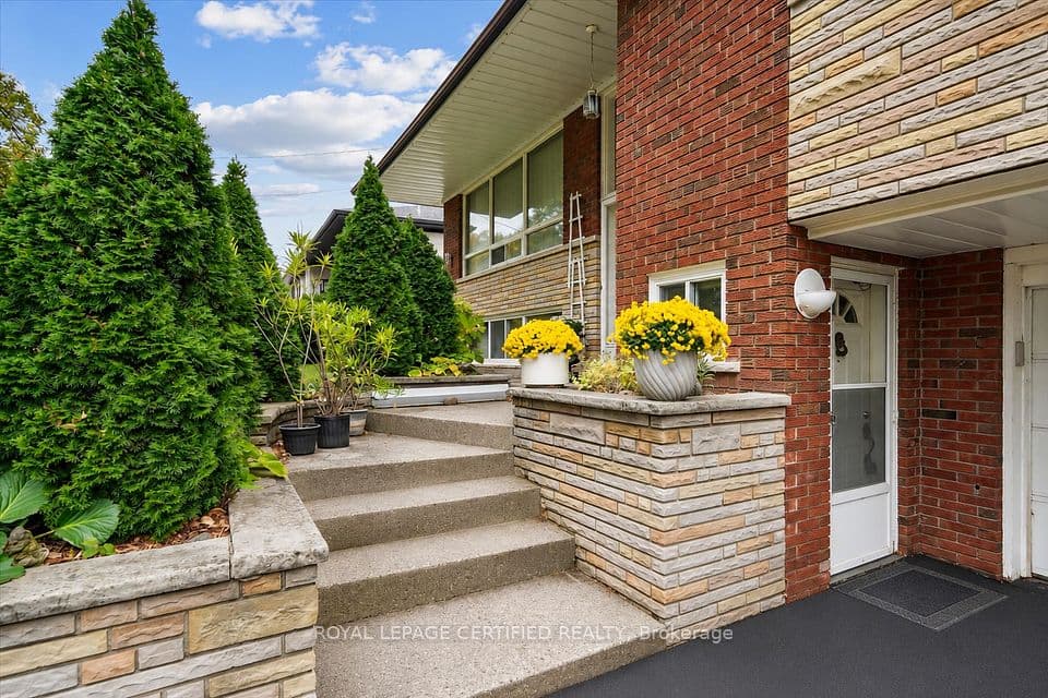 1639 Sunnycove Drive, Mississauga, ON L4X 1B6 – photo 3