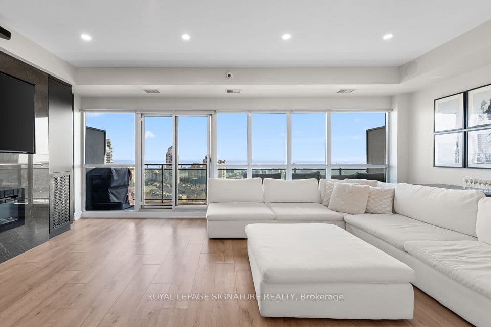 165 Legion Road 2128, Toronto, ON M8Y 0B3 – main photo