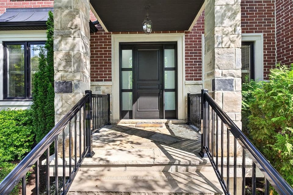 2470 Applewood Drive, Oakville, ON L6L 1V9 – photo 2