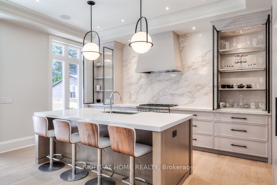 124 Shaver Avenue N, Toronto, ON M9B 4N8 – photo 3