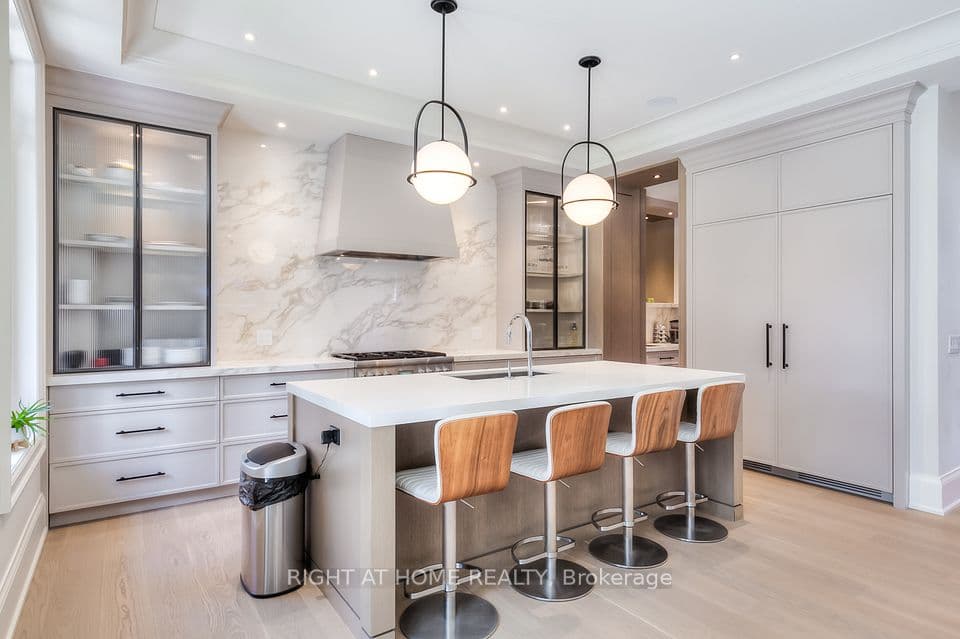 124 Shaver Avenue N, Toronto, ON M9B 4N8 – photo 2