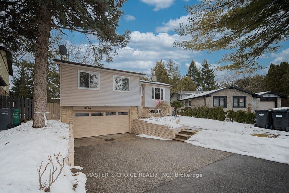 3294 Rhonda Valley Drive, Mississauga, ON L5A 3E9 – photo 2
