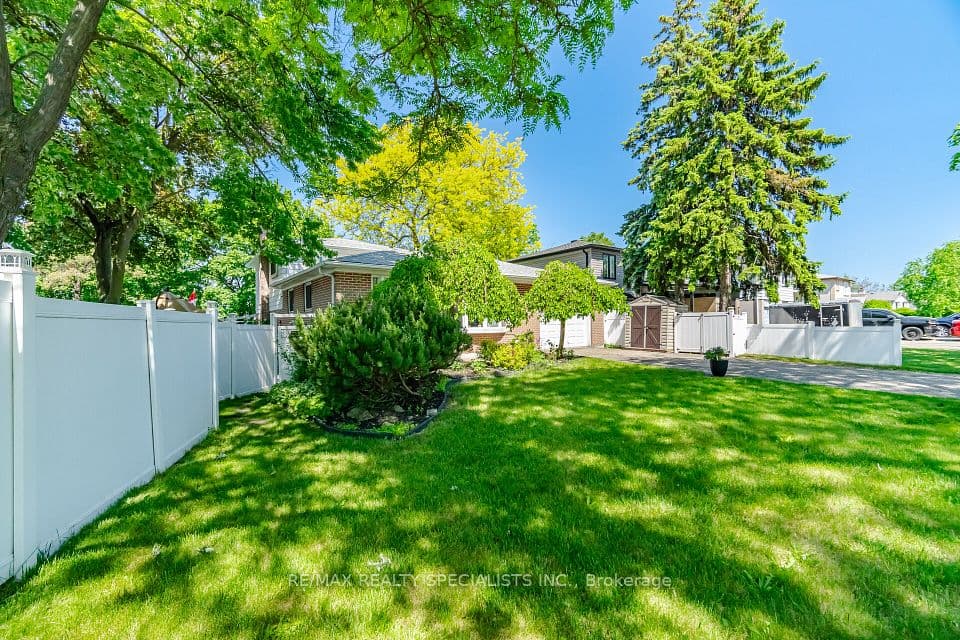 3673 Fieldgate Drive, Mississauga, ON L4X 2J8 – photo 3