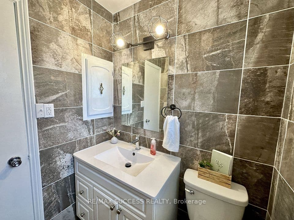 571 Minette Circle, Mississauga, ON L5A 3B9 – photo 3