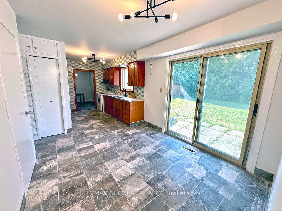 571 Minette Circle, Mississauga, ON L5A 3B9 – photo 2