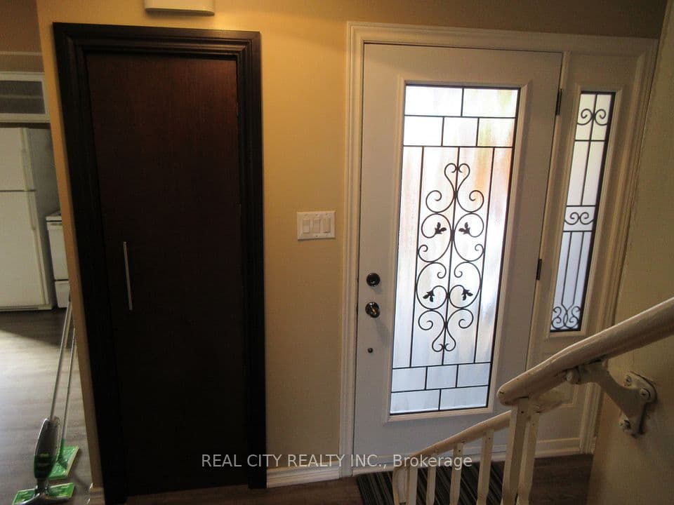 2290 Delkus Crescent, Mississauga, ON L5A 1K7 – photo 3