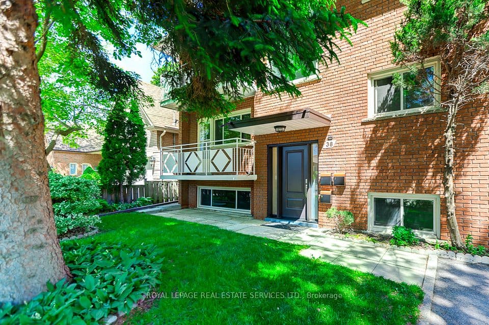 38 Jellicoe Avenue, Toronto, ON M8W 1W1 – main photo