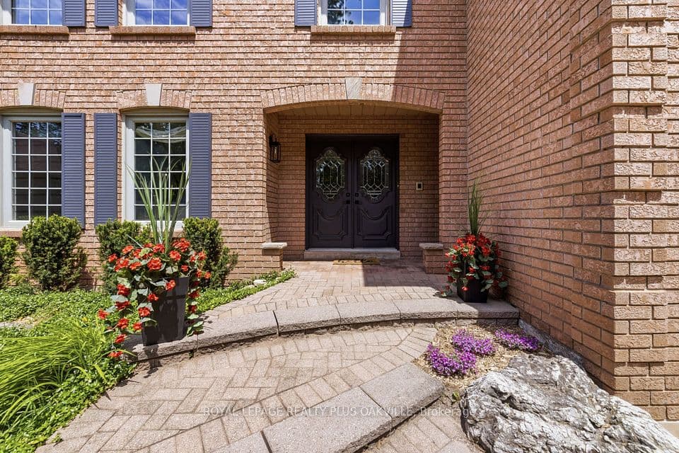 1113 Valleywood Court, Oakville, ON L6M 2C4 – photo 3