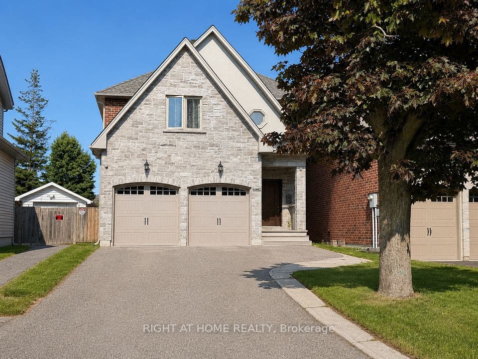 1049 Greaves Avenue, Mississauga, ON L5E 1W4 – main photo
