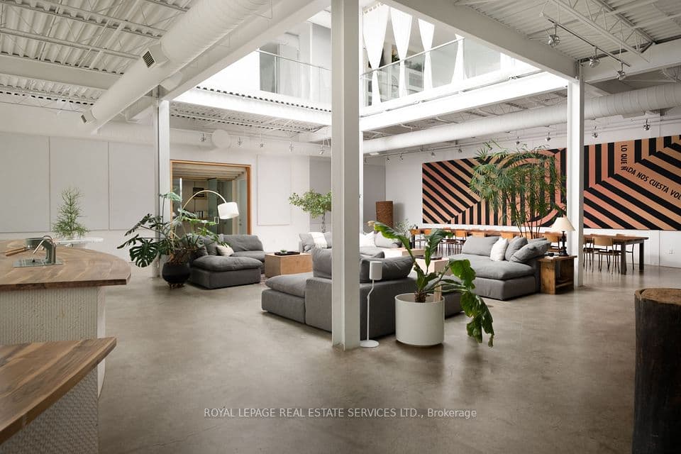 1 Roof Garden Lane, Toronto, ON M6H 1R2 – main photo