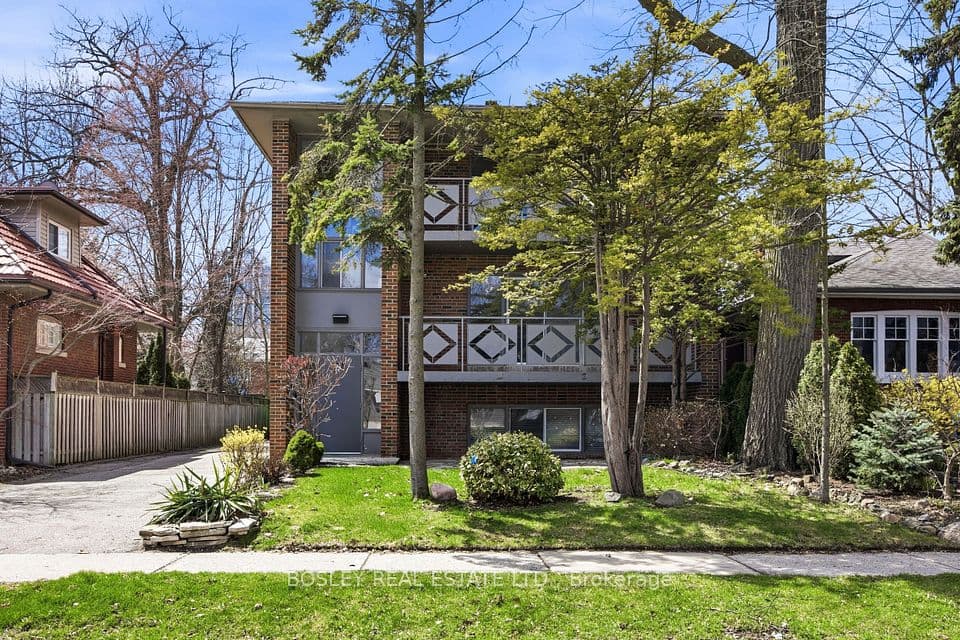 24 Oakwood Avenue N, Mississauga, ON L5G 3L7 – photo 2