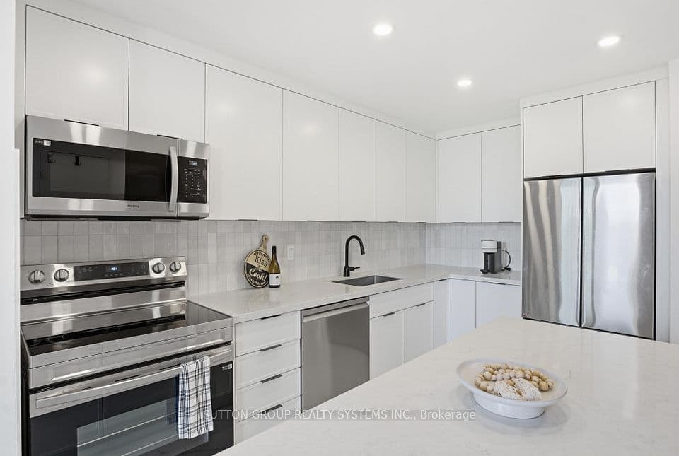 60 Southport Street 304, Toronto, ON M6S 3N4 – main photo