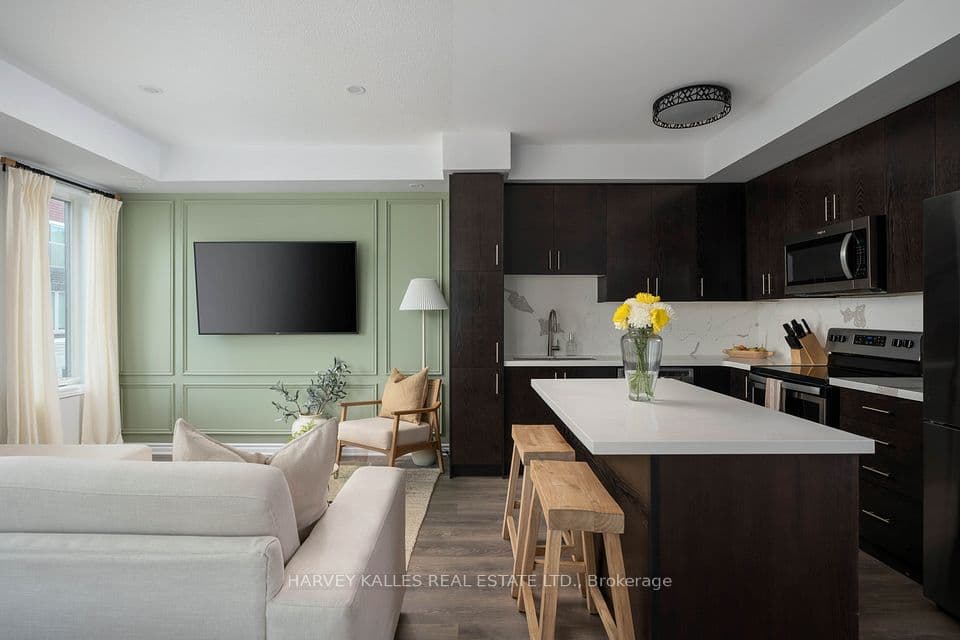 85 Eastwood Park Gardens 35, Toronto, ON M8W 0B2 – main photo