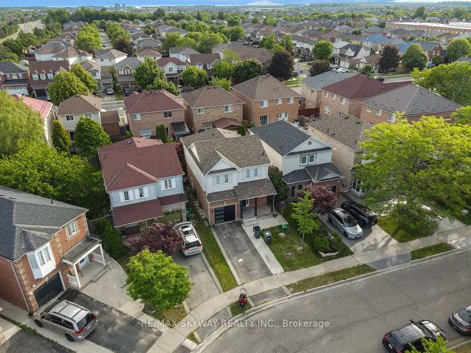 92 Charleswood Circle, Brampton, ON L7A 1Z1 – photo 2