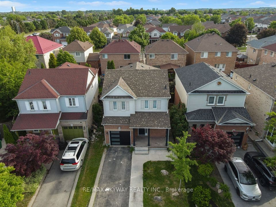 92 Charleswood Circle, Brampton, ON L7A 1Z1 – main photo