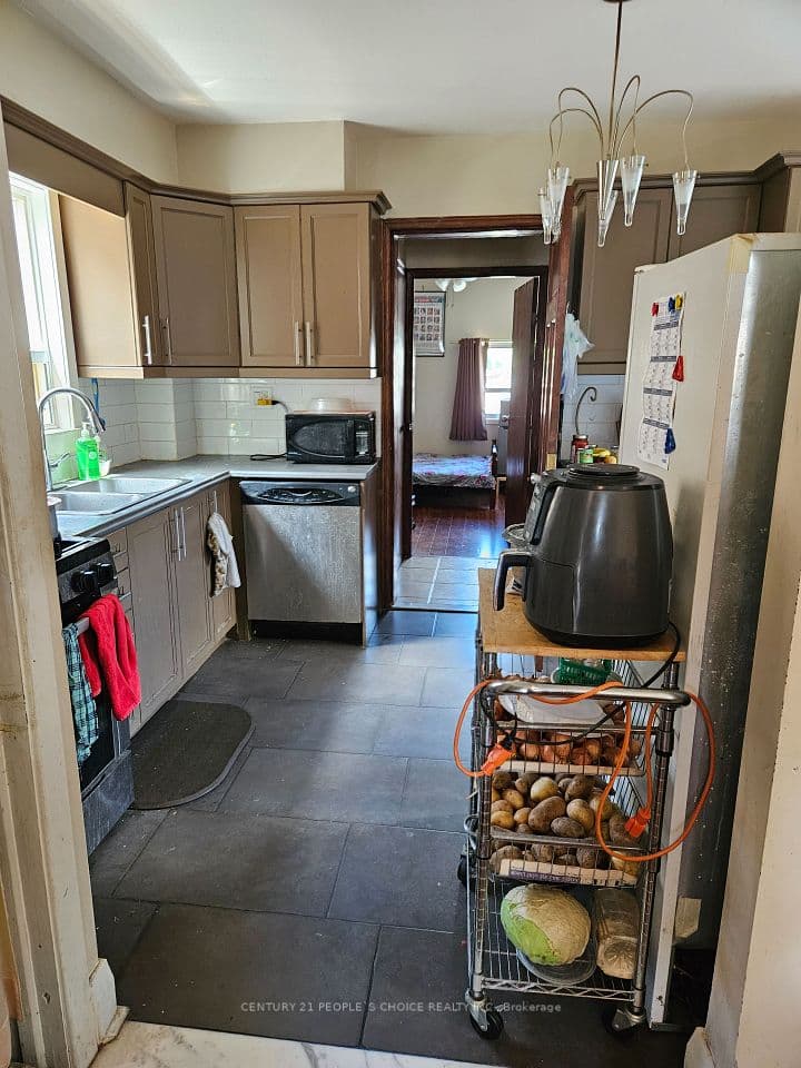 94 Ypres Road, Toronto, ON M6M 1P3 – photo 3