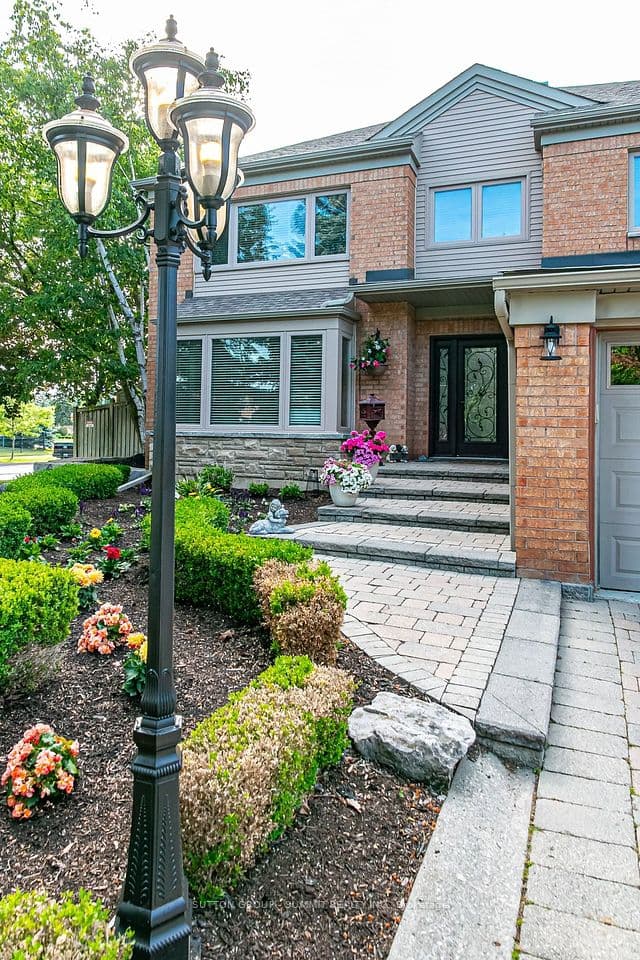 3739 St. Laurent Court, Mississauga, ON L5L 4T3 – photo 3
