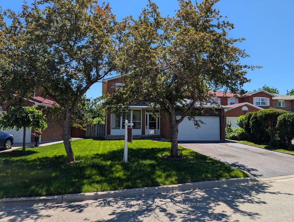 796 Buckingham Court, Mississauga, ON L5C 4M3 – photo 2