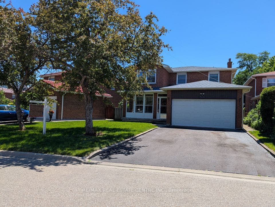 796 Buckingham Court, Mississauga, ON L5C 4M3 – photo 3