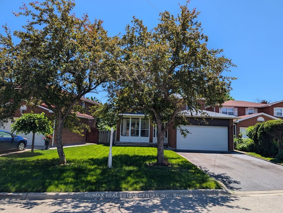796 Buckingham Court, Mississauga, ON L5C 4M3 – main photo