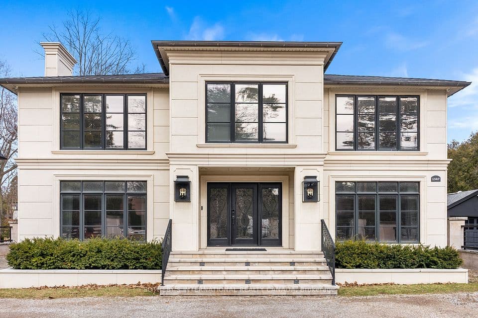 1347 Queen Victoria Avenue, Mississauga, ON L5N 3N2 – main photo