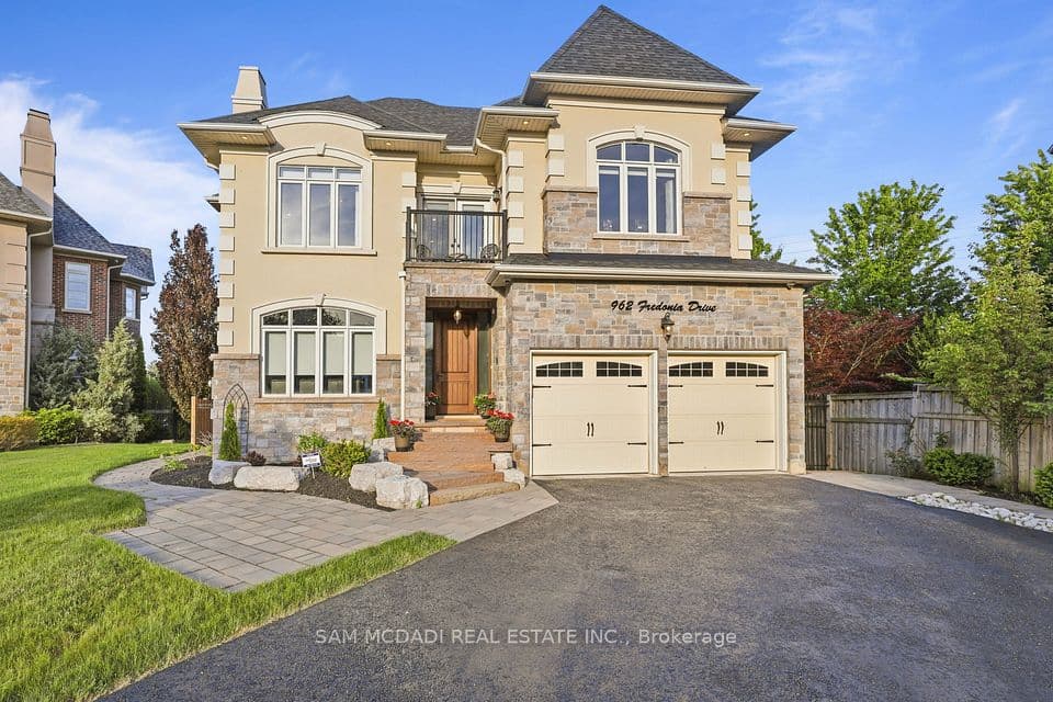 962 Fredonia Drive, Mississauga, ON L5C 2W4 – photo 2