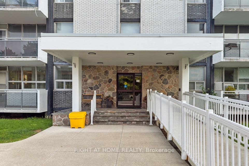151 LaRose Avenue E 907, Toronto, ON M9P 1B3 – photo 2