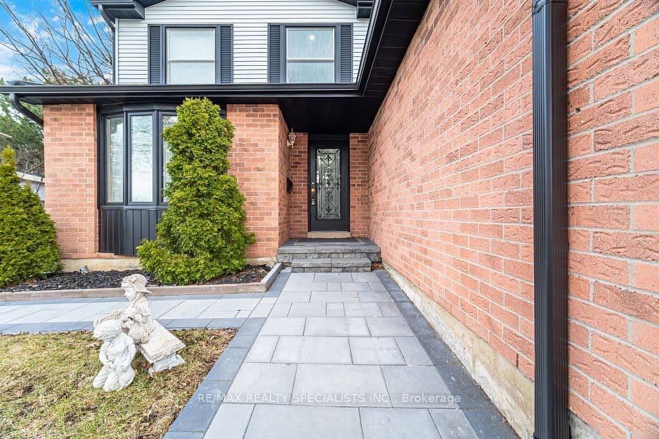 6101 Edenwood Drive, Mississauga, ON L5N 2Y6 – photo 3