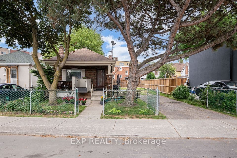 5 Laxis Avenue, Toronto, ON M6M 2K6 – main photo