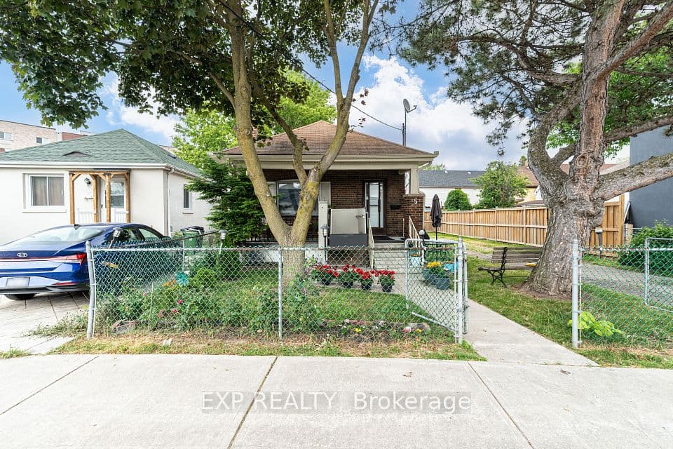 5 Laxis Avenue, Toronto, ON M6M 2K6 – photo 2