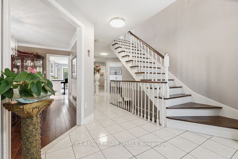 14 Warrington Court, Brampton, ON L6W 4G7 – photo 3