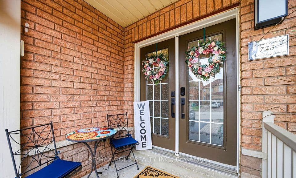 733 Novo Star Drive, Mississauga, ON L5W 1C7 – photo 2