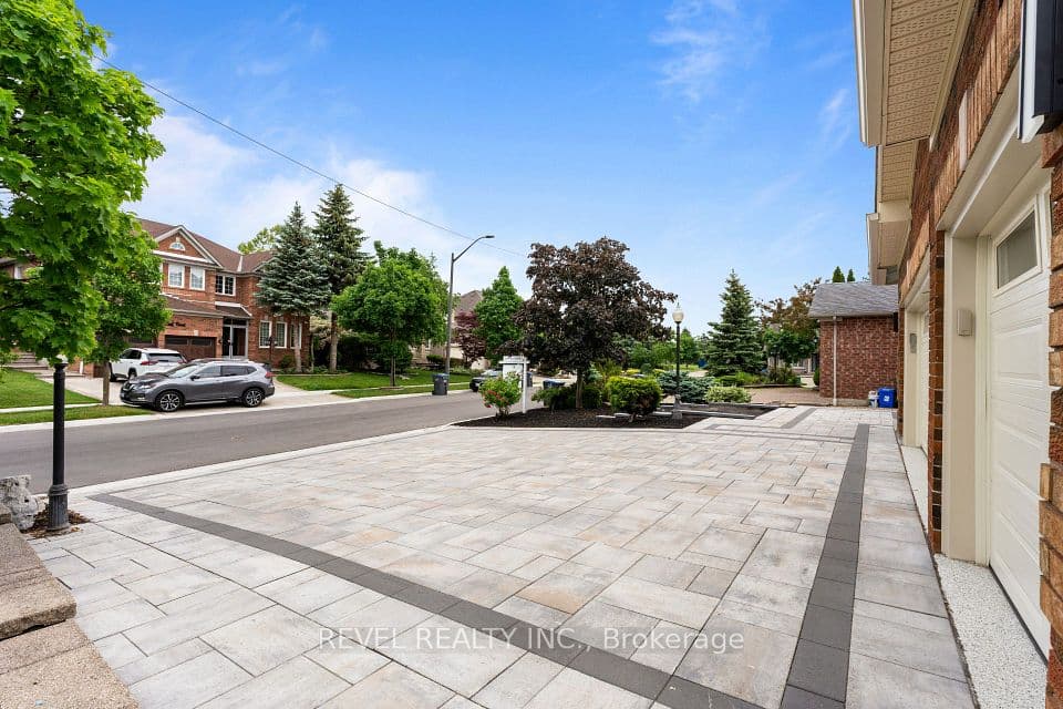6872 Round Leaf Court, Mississauga, ON L5N 6X6 – photo 3