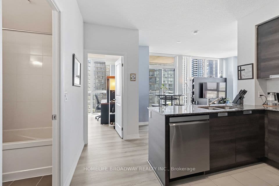 75 Eglinton Avenue W 1209, Mississauga, ON L5R 0E5 – photo 3