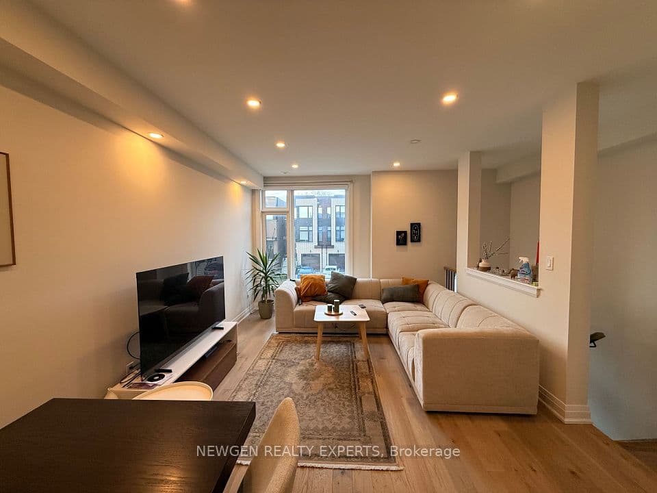 14 Wild Rose Gardens W, Toronto, ON M6L 0A5 – photo 2