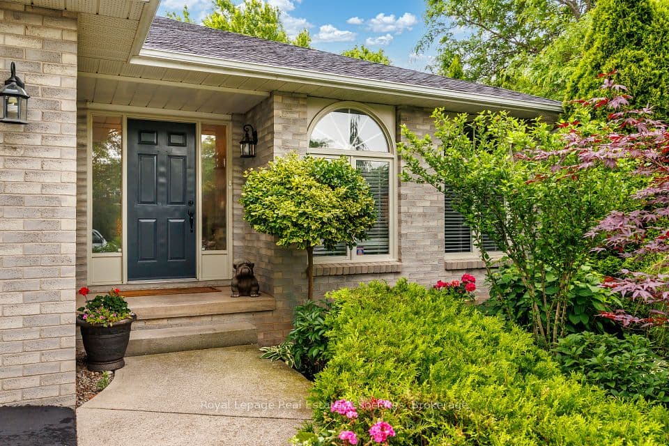 537 MATHEWMAN Crescent, Burlington, ON L7L 5S6 – photo 2