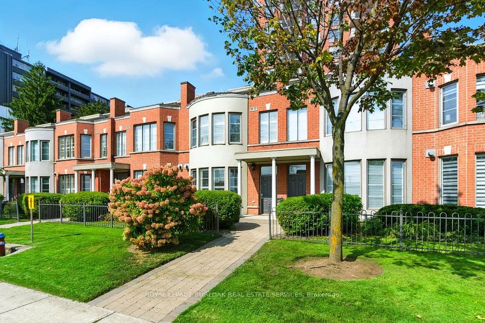 442 Maple Avenue 7, Burlington, ON L7S 2L7 – main photo