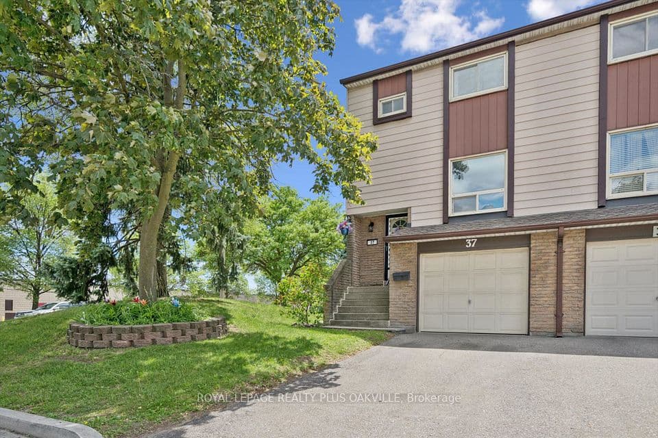 1221 Dundix Road 37, Mississauga, ON L4Y 3Y9 – main photo