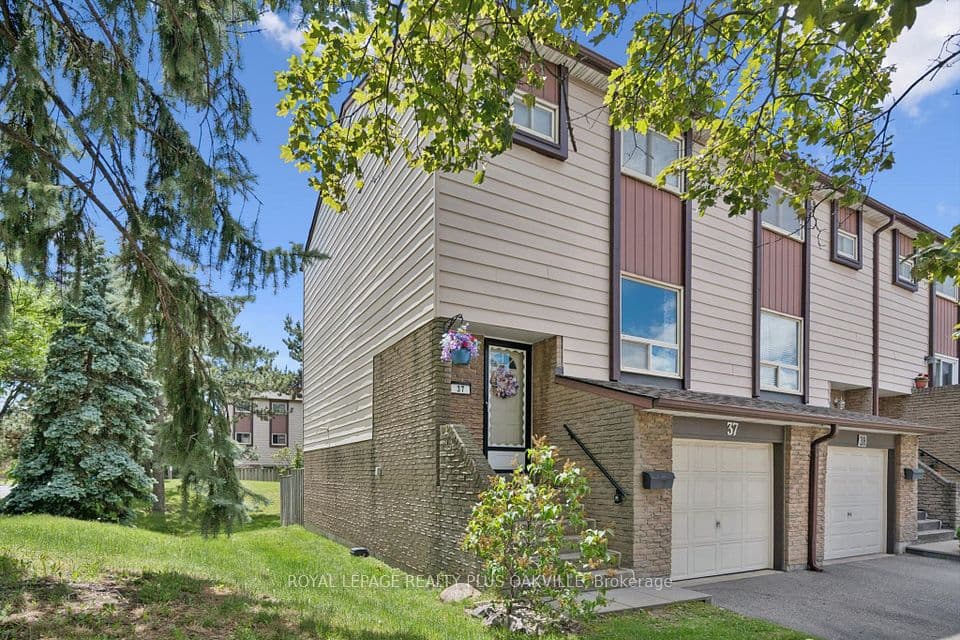 1221 Dundix Road 37, Mississauga, ON L4Y 3Y9 – photo 2