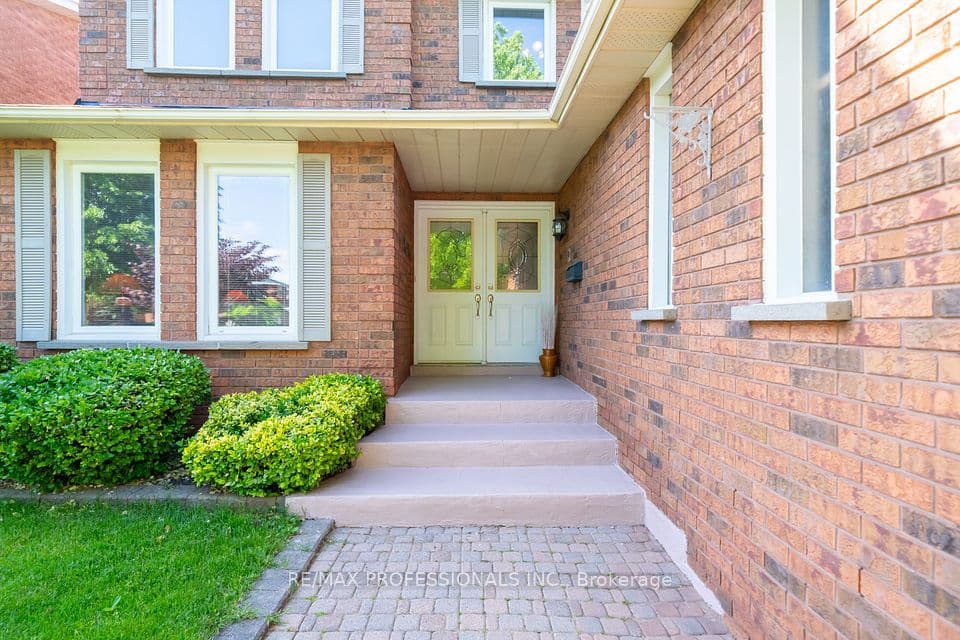 1311 Greenridge Circle, Oakville, ON L6M 2J8 – photo 2