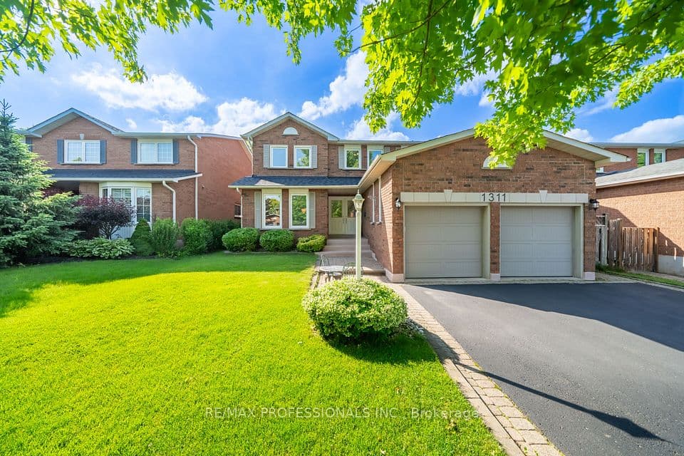 1311 Greenridge Circle, Oakville, ON L6M 2J8 – main photo
