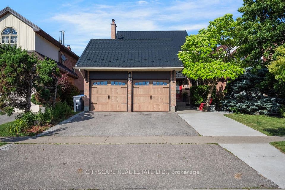 301 Kingsbridge Garden, Mississauga, ON L5R 1L2 – main photo